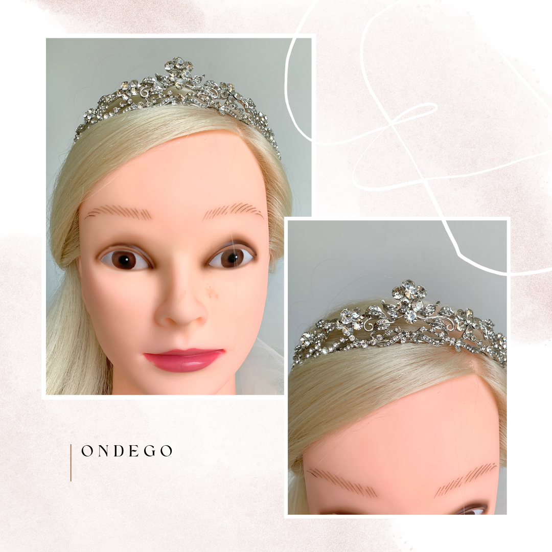 festliches-silber-diadem-mit-blumenverzierung-und-strasssteinen