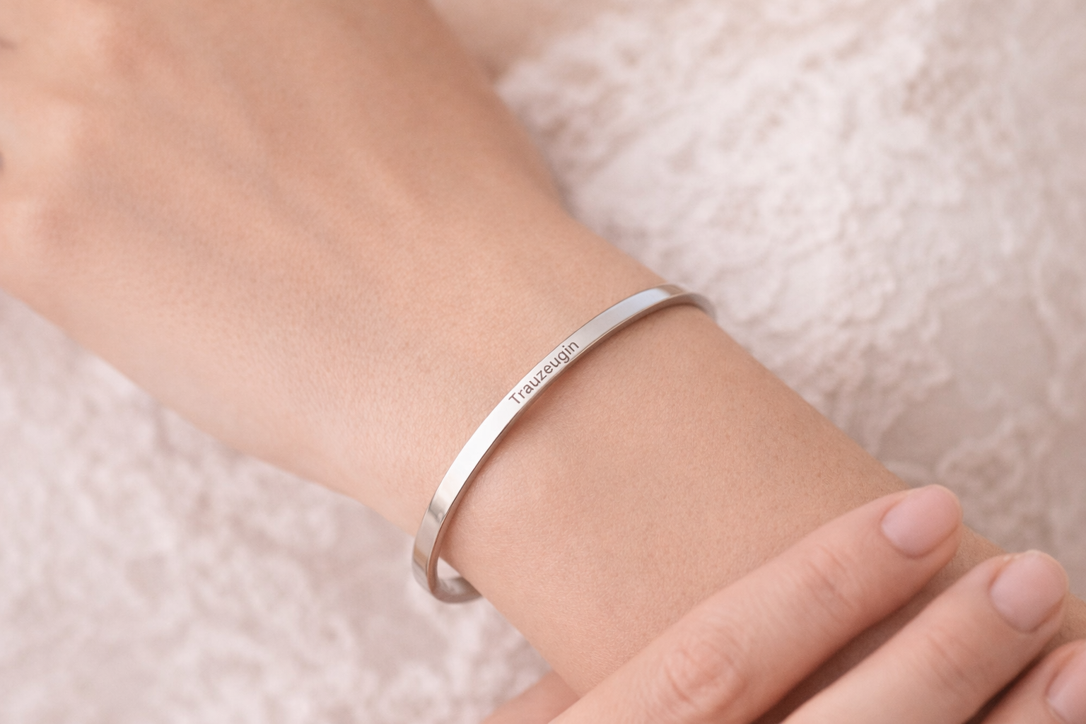 armreif-trauzeugin-gravur-silber