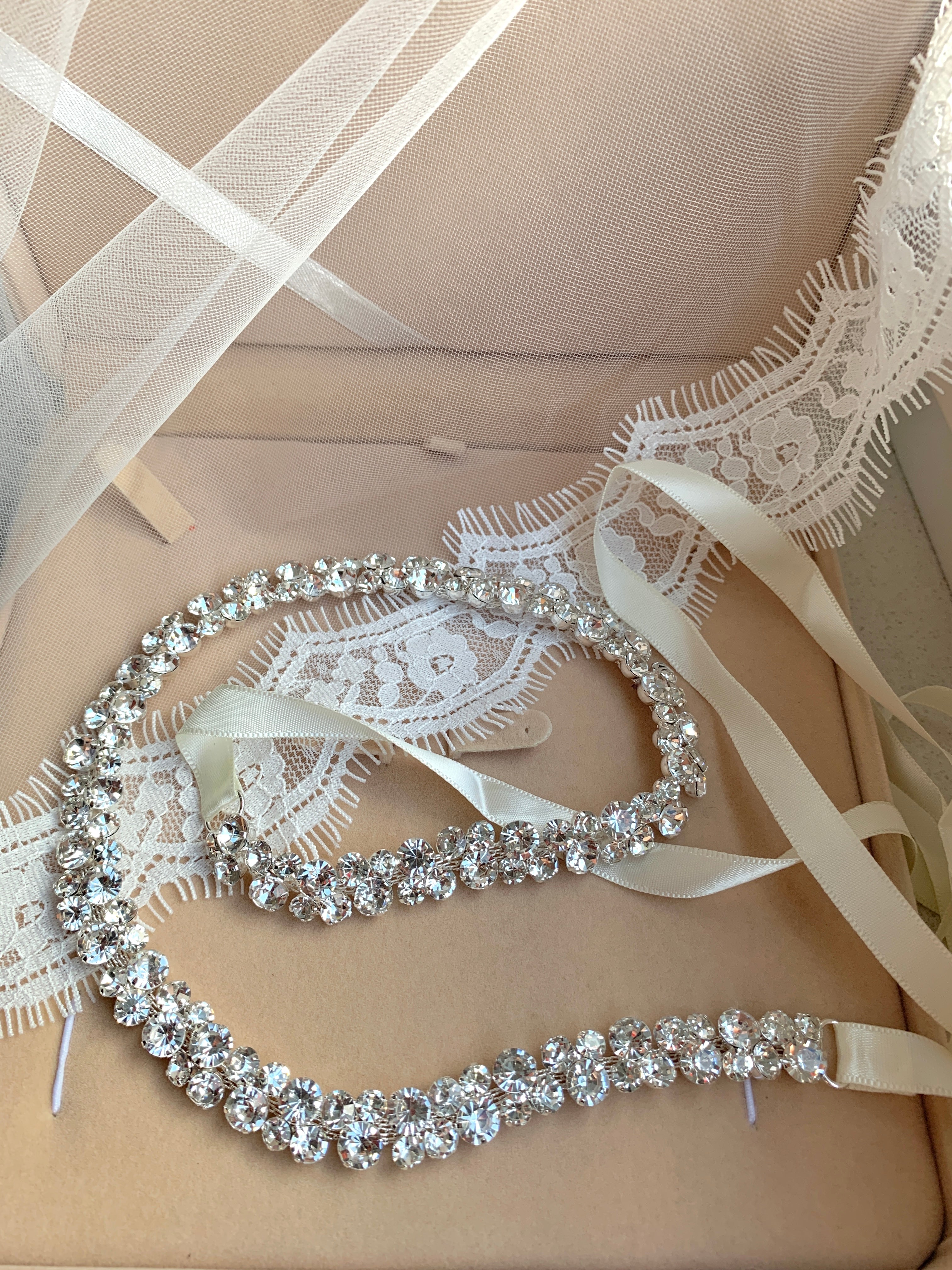 braut-accessoire-guertel-mit-glitzernden-kristallen-und-schleifenband