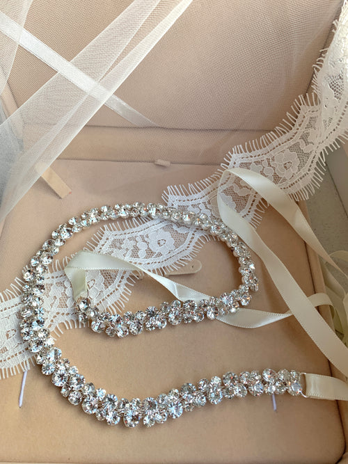 braut-accessoire-guertel-mit-glitzernden-kristallen-und-schleifenband