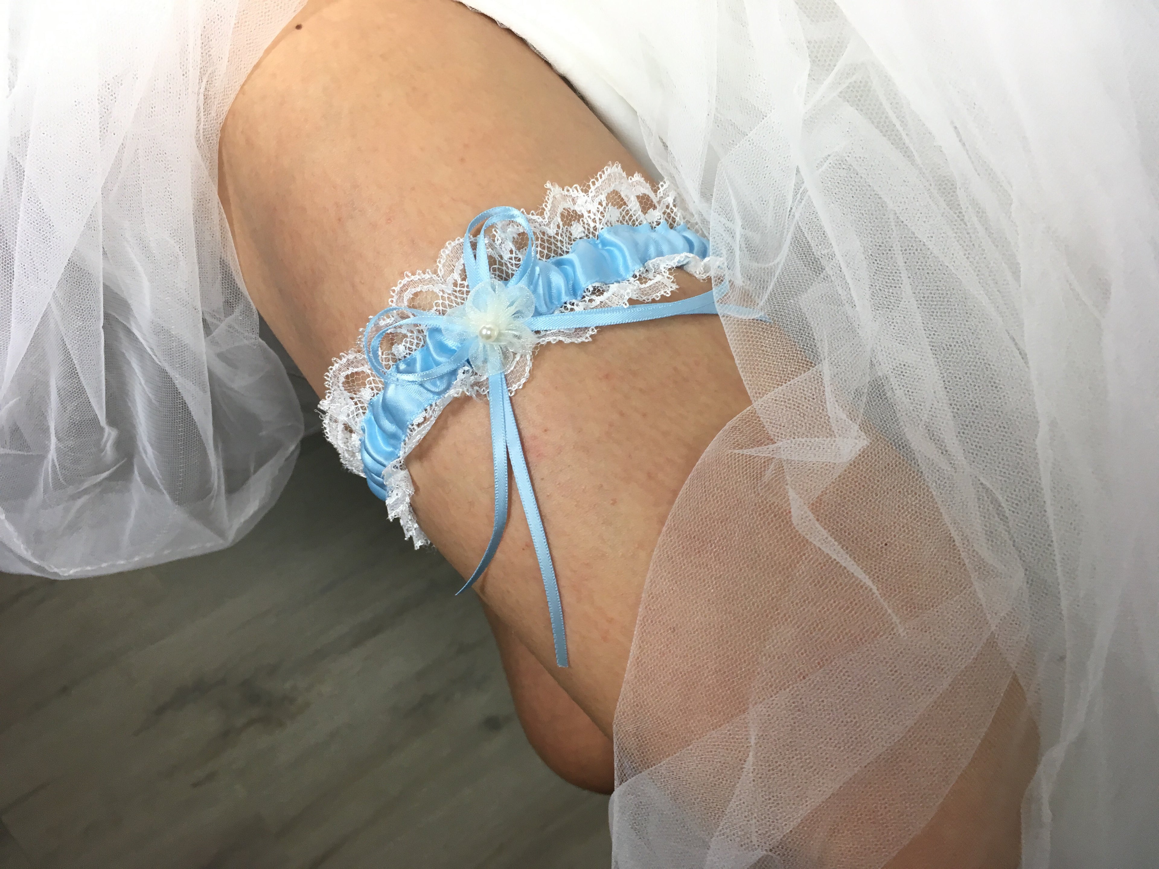 braut-accessoire-strumpfband-blau-tradition-etwas-blaues