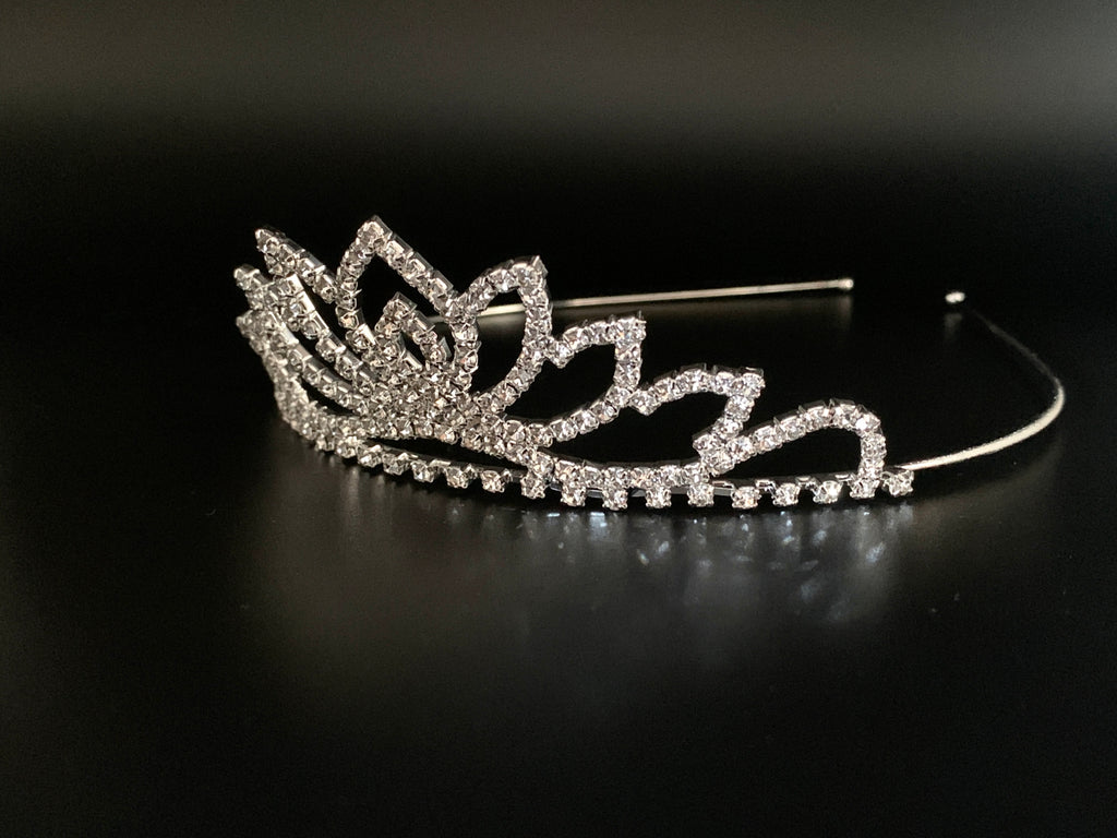 braut-diadem-mit-funkelnden-edelstein-optiken-filigran-und-silbern