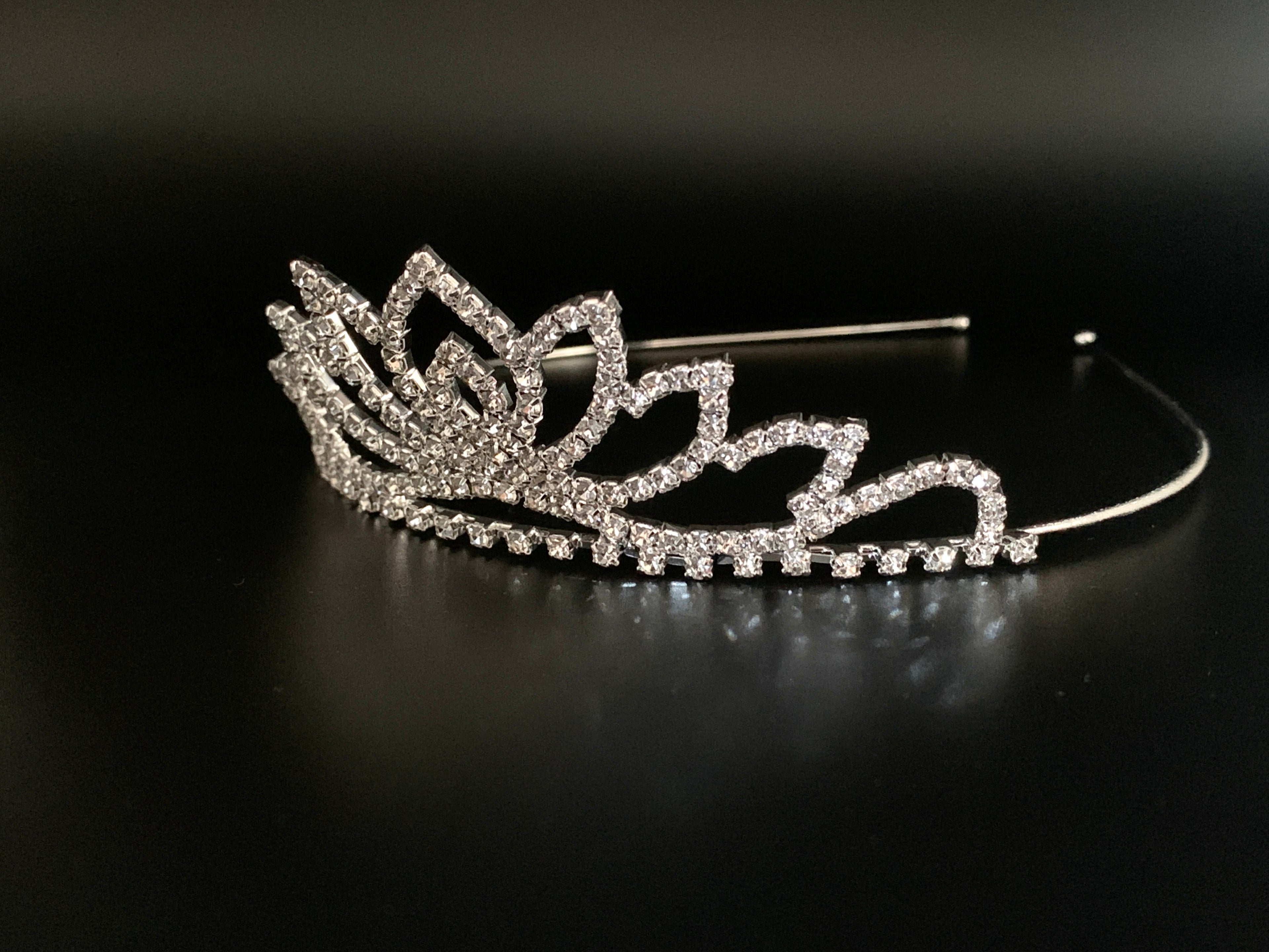 braut-diadem-mit-funkelnden-edelstein-optiken-filigran-und-silbern