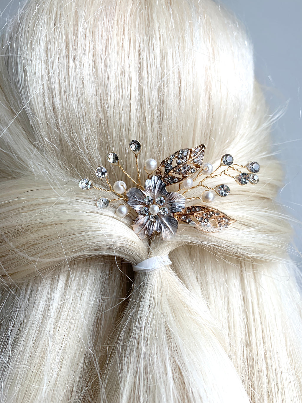 braut-haarnadel-mit-blumenmotiv-und-kristallzweigen