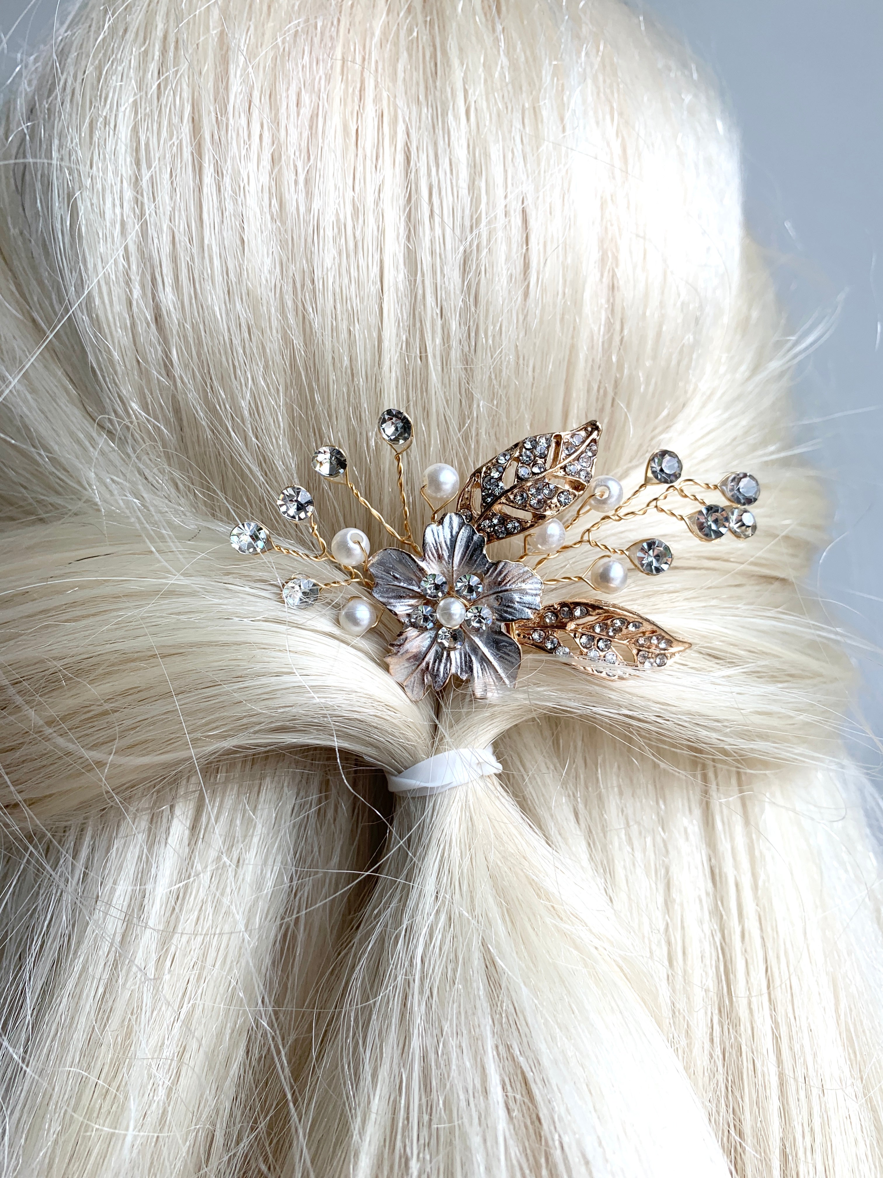 braut-haarnadel-mit-blumenmotiv-und-kristallzweigen