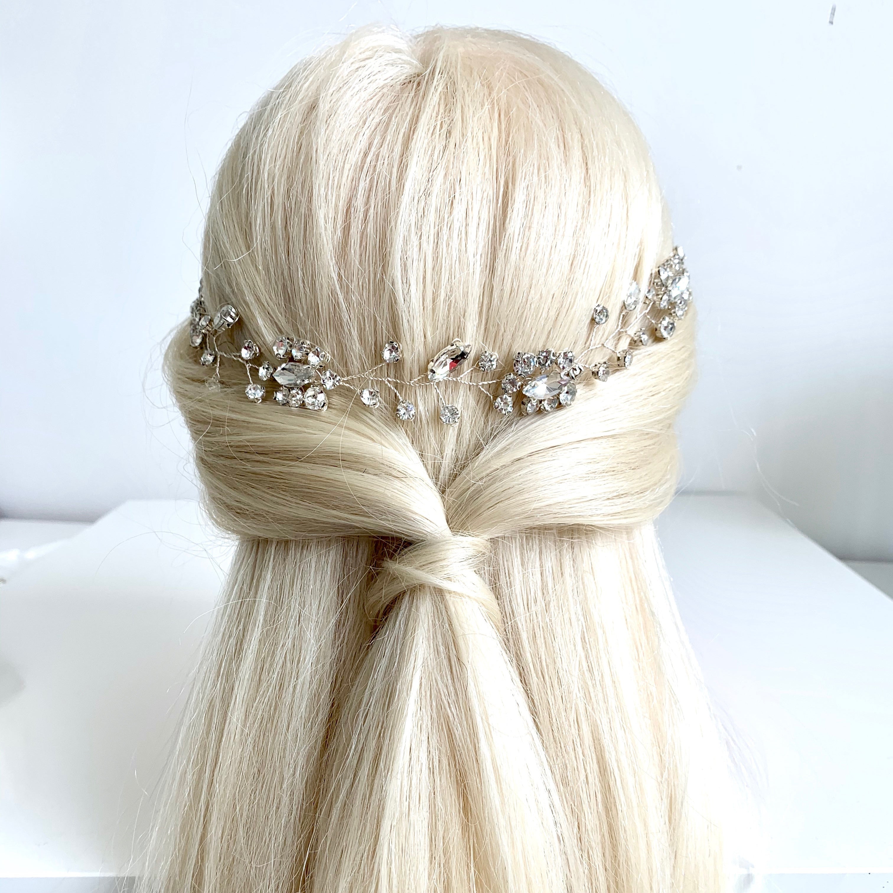braut-haarranke-silber-mit-kristallen-fuer-hochzeit