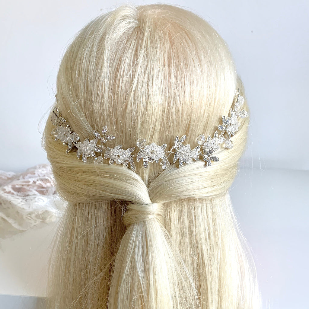 braut-haarranke-silber-mit-kristallen-und-blueten-fuer-hochzeit