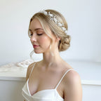 braut-haarranke-silber-mit-kristallen-und-blueten-fuer-hochzeit
