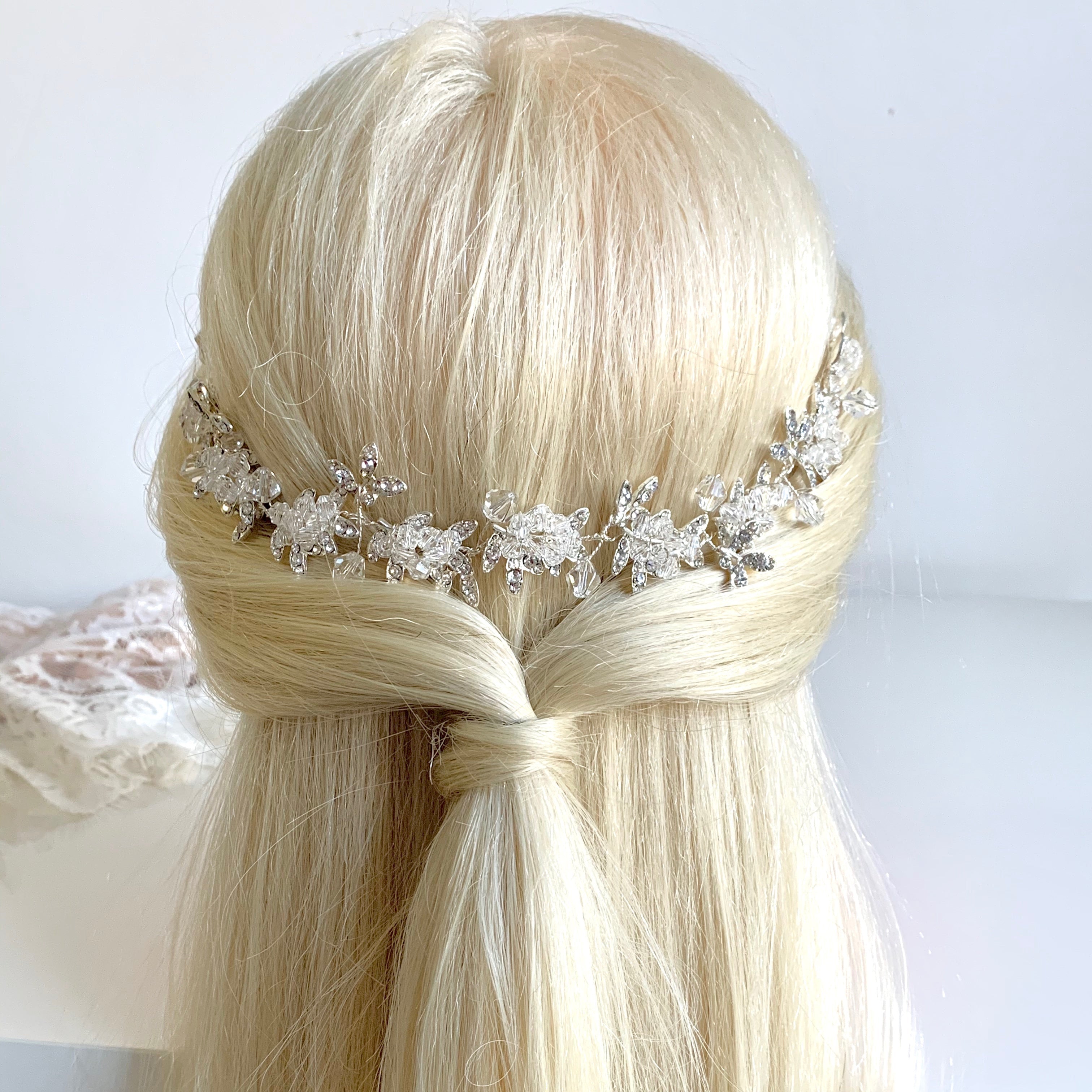 braut-haarranke-silber-mit-kristallen-und-blueten-fuer-hochzeit