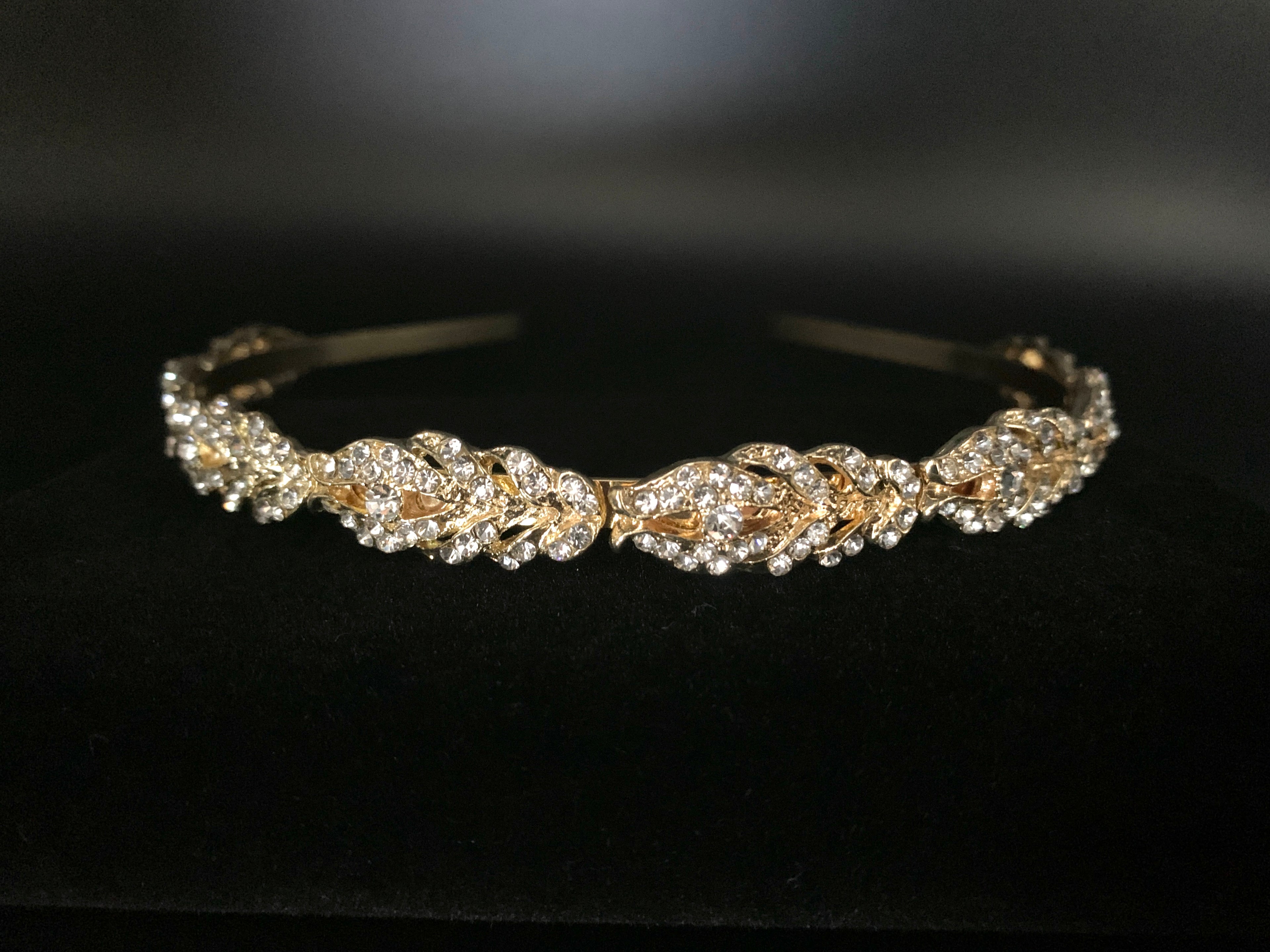 braut-haarreif-gold-mit-eleganter-kristallverzierung