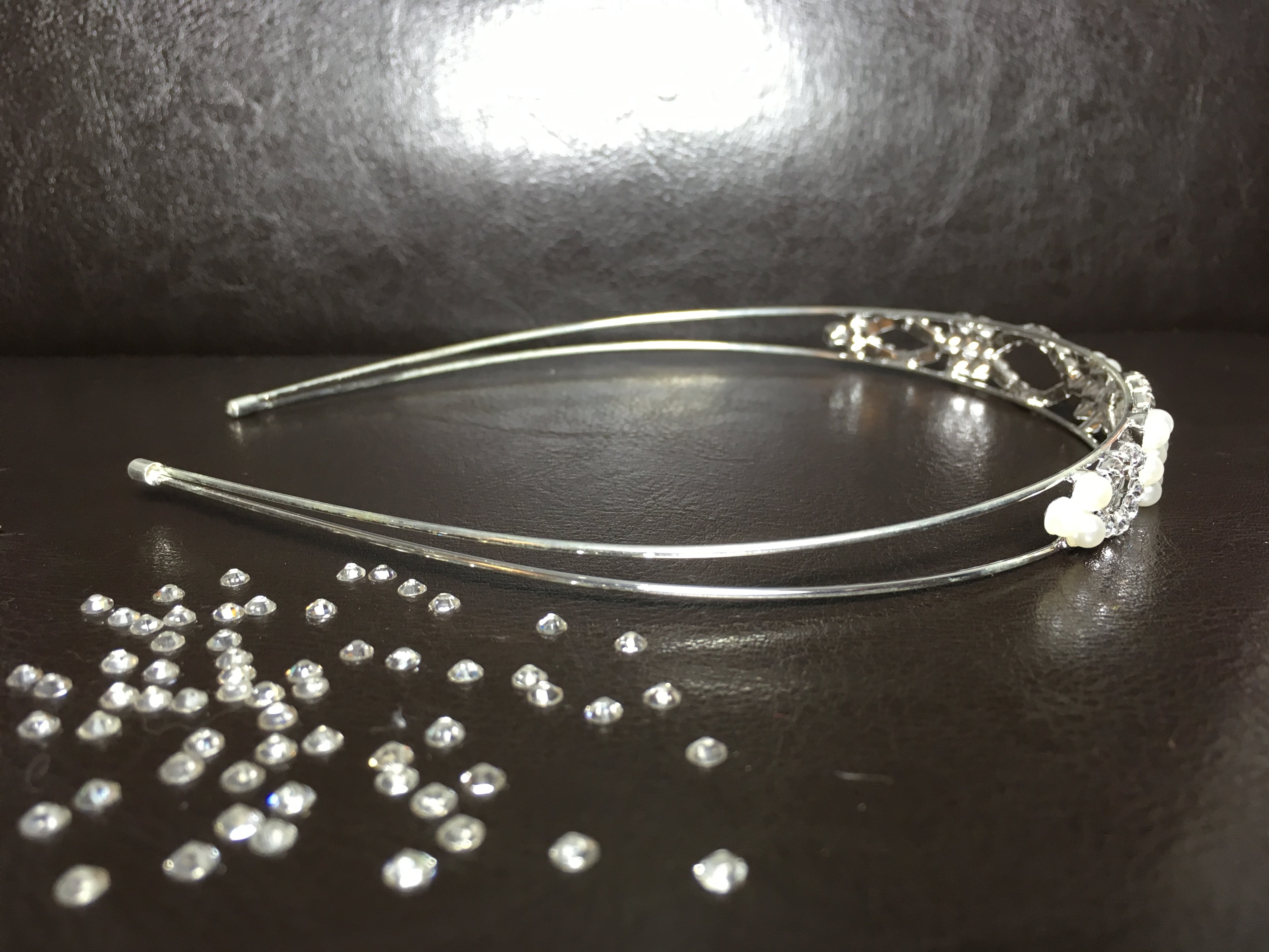 braut-haarreif-mit-perlen-und-strass-seitenansicht-hochzeit-diadem-silber-blumenverzierung