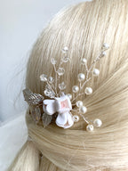 braut-haarschmuck-mit-silbernen-blaettern-und-perlen