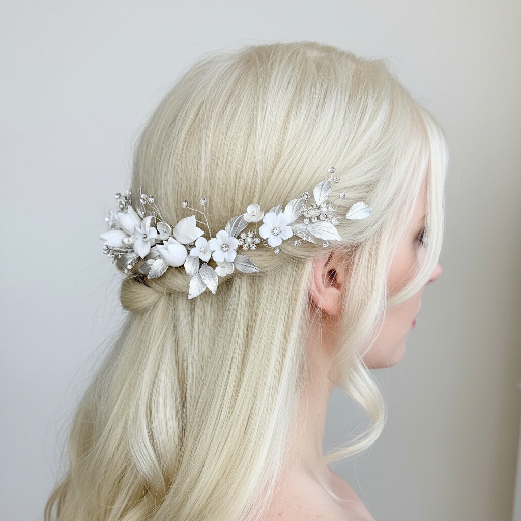 braut-haarschmuck-silber-blueten-im-haar