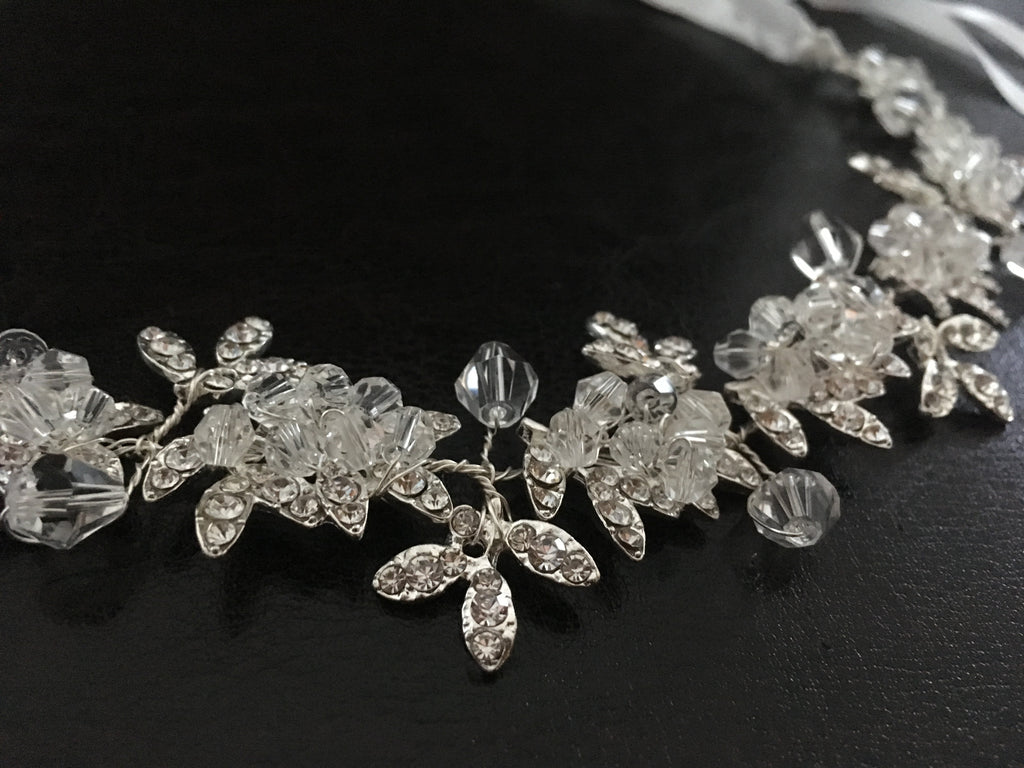 braut-haarschmuck-silber-mit-funkelnden-kristallen-und-bluetenmotiv