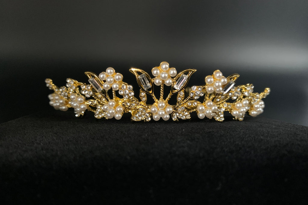 braut-tiara-gold-perlenblumen-und-kristall-ornamente-frontaufnahme