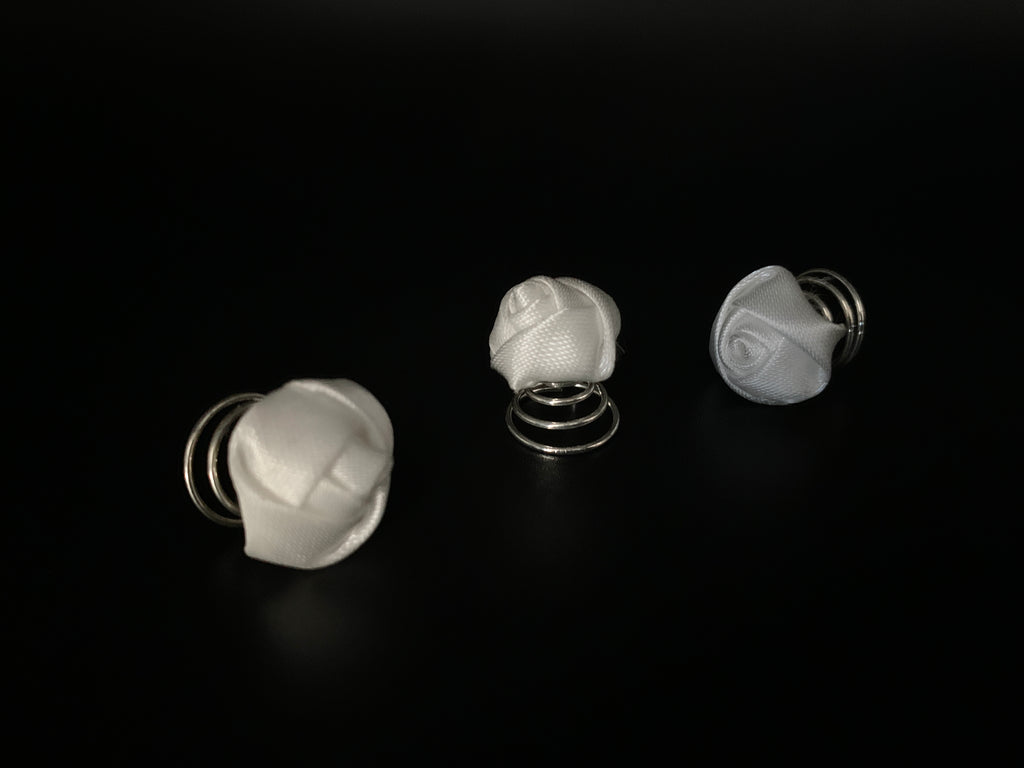 brautfrisur-curlies-weisse-stoffrose