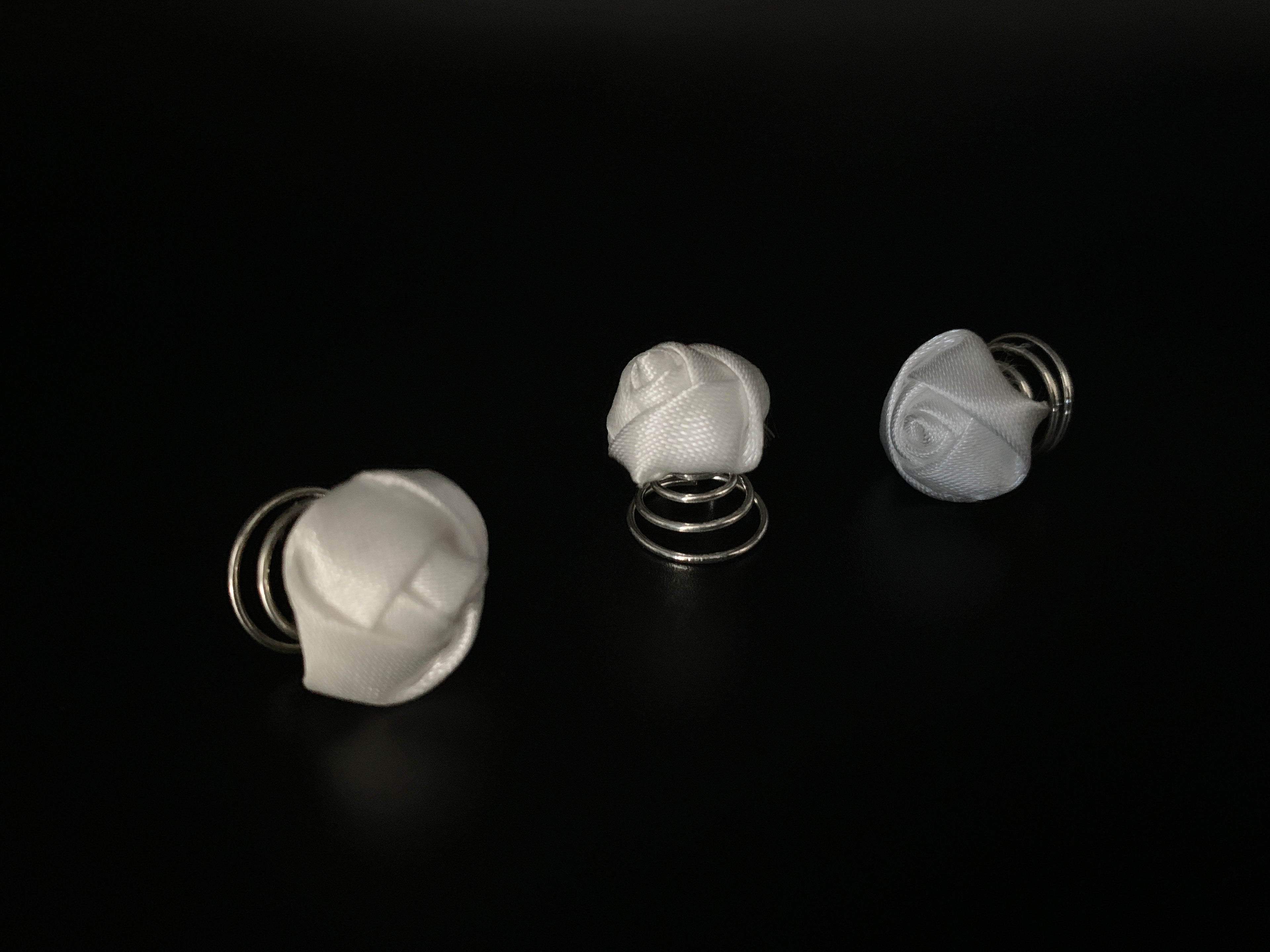 brautfrisur-curlies-weisse-stoffrose