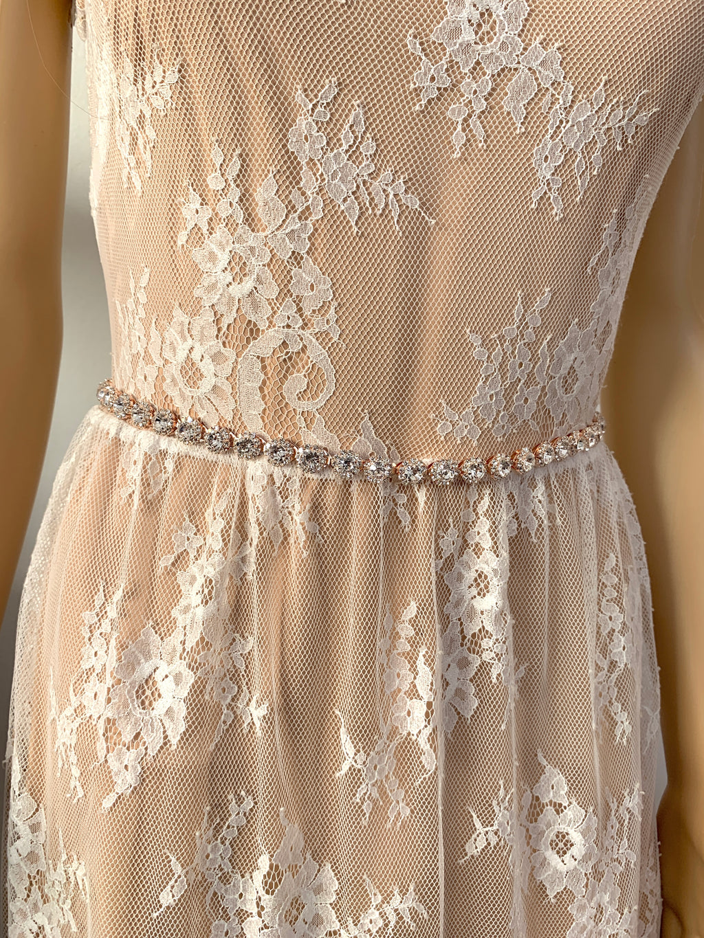 brautguertel-rosegold-mit-funkelnden-strasssteinen-und-satinschleife-auf-spitze-fuer-hochzeit