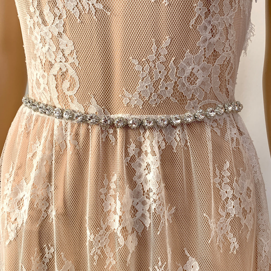 brautguertel-silber-mit-funkelnden-strasssteinen-und-satinschleife-fuer-hochzeit