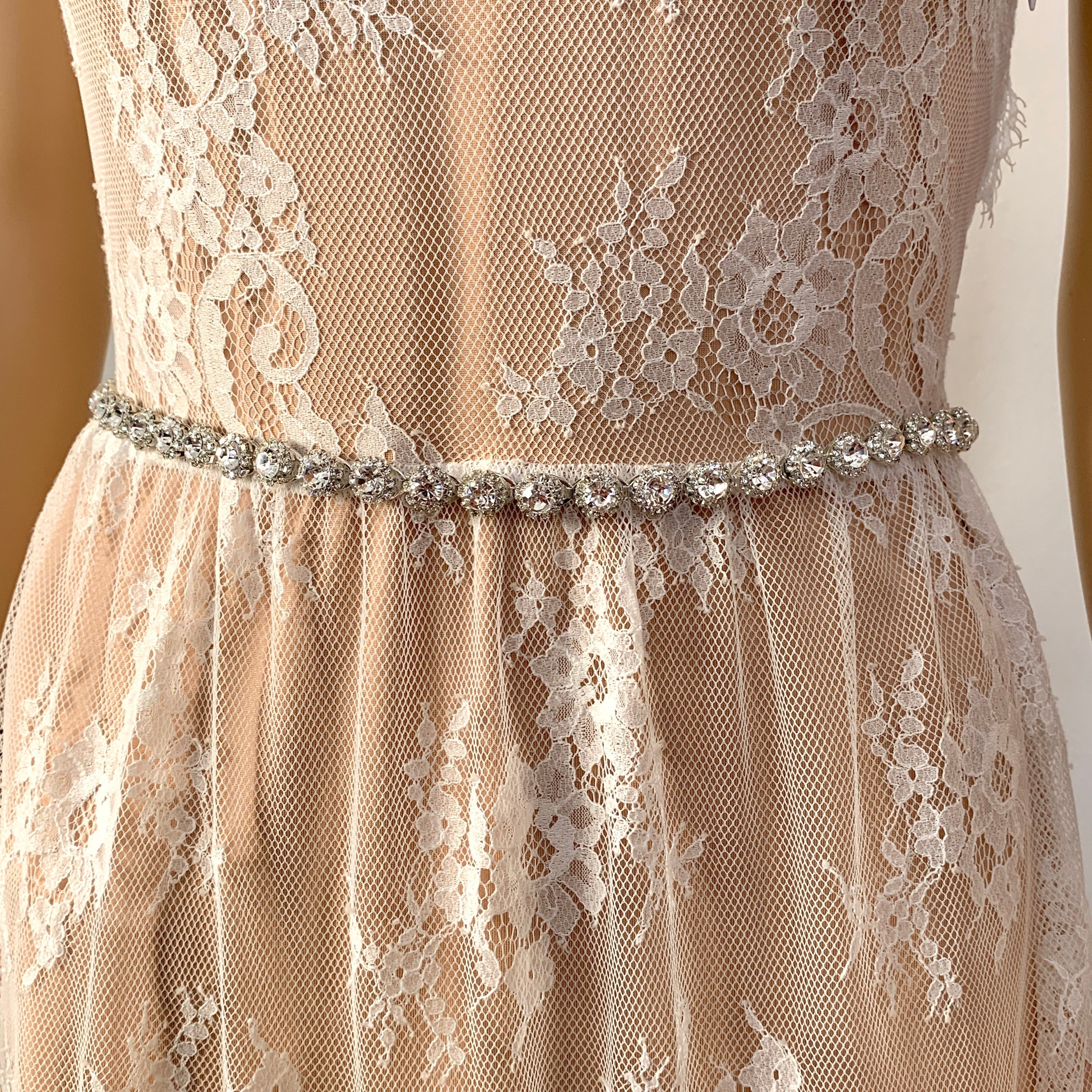 brautguertel-silber-mit-funkelnden-strasssteinen-und-satinschleife-fuer-hochzeit