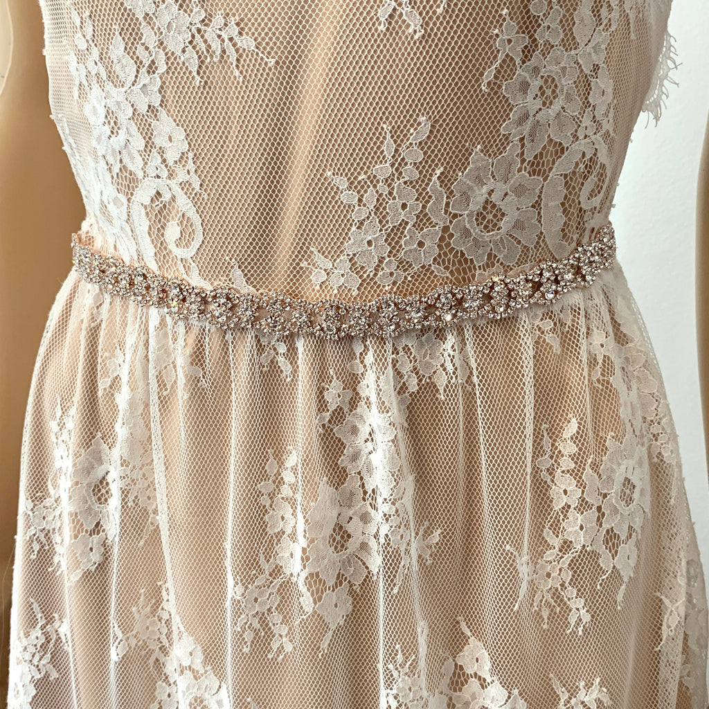 brautkleid-aus-spitze-mit-feinem-strass-brautguertel-in-rosegold-zur-betonung-der-taille