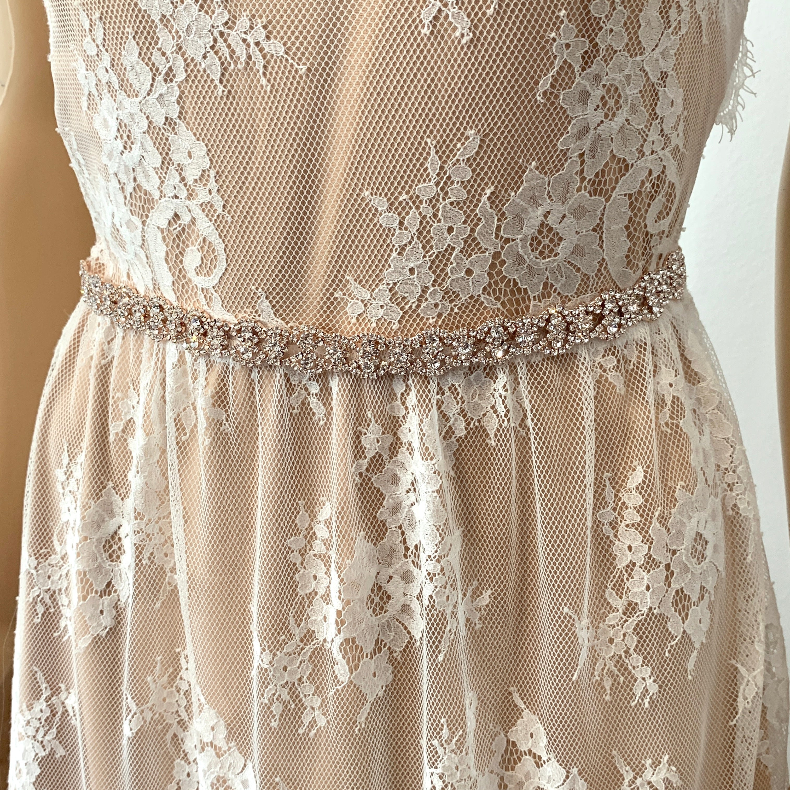 brautkleid-aus-spitze-mit-feinem-strass-brautguertel-in-rosegold-zur-betonung-der-taille