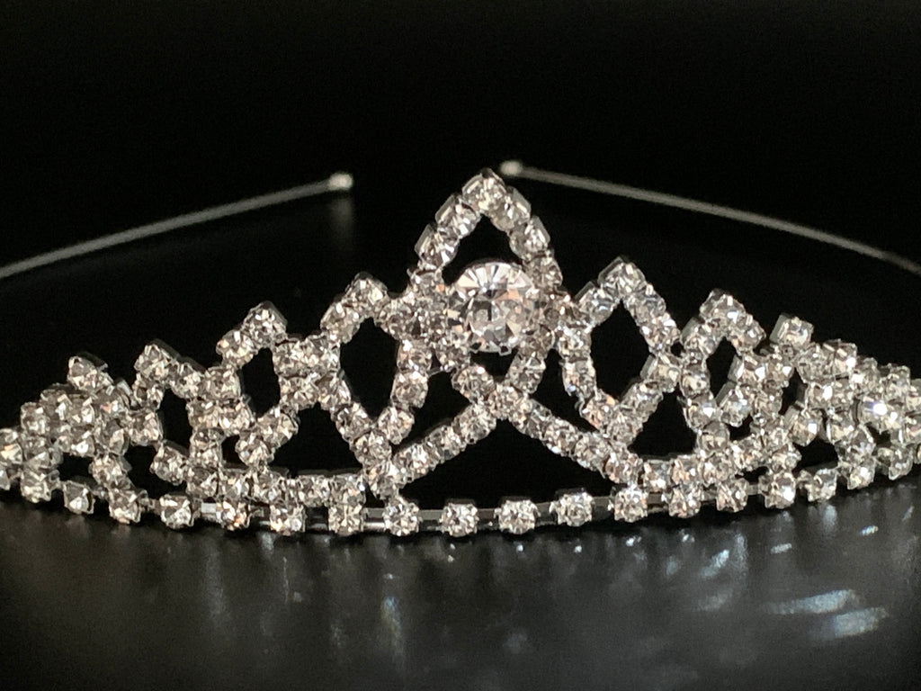 brautkrone-silber-diadem-mit-grossen-und-kleinen-strasssteinen-detailaufnahme-braut-haarschmuck-glitzernd