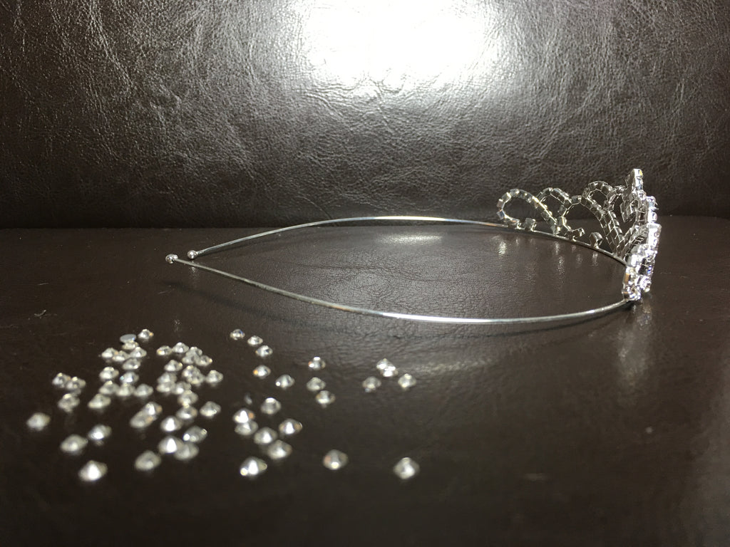 brautkrone-silber-mit-funkelnden-strasssteinen