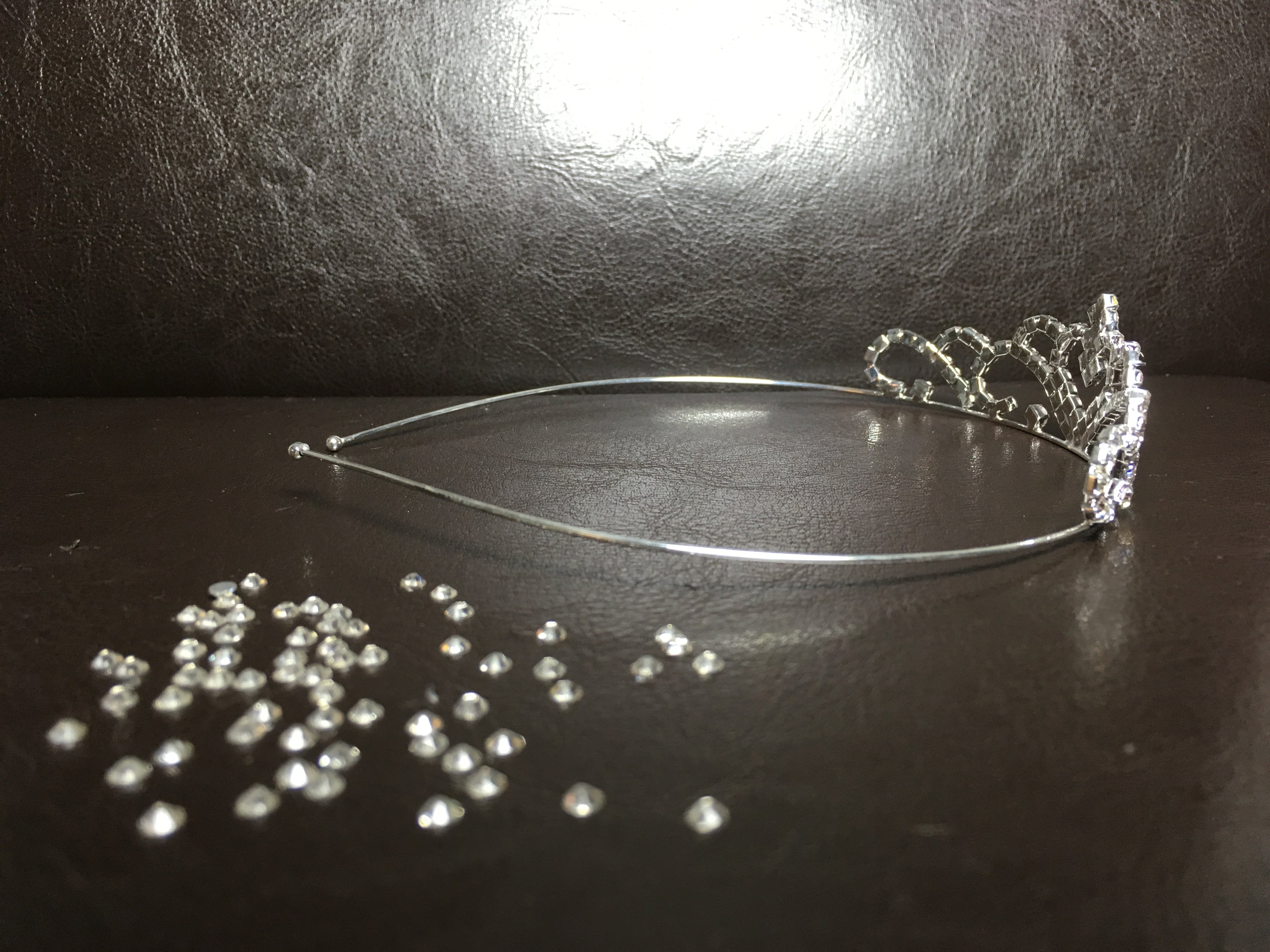 brautkrone-silber-mit-funkelnden-strasssteinen