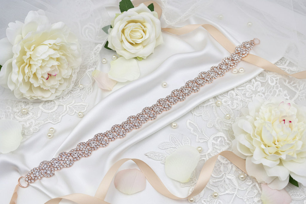 brautmode-detailansicht-spitzenkleid-mit-schmalem-rosegoldfarbenem-strass-brautguertel