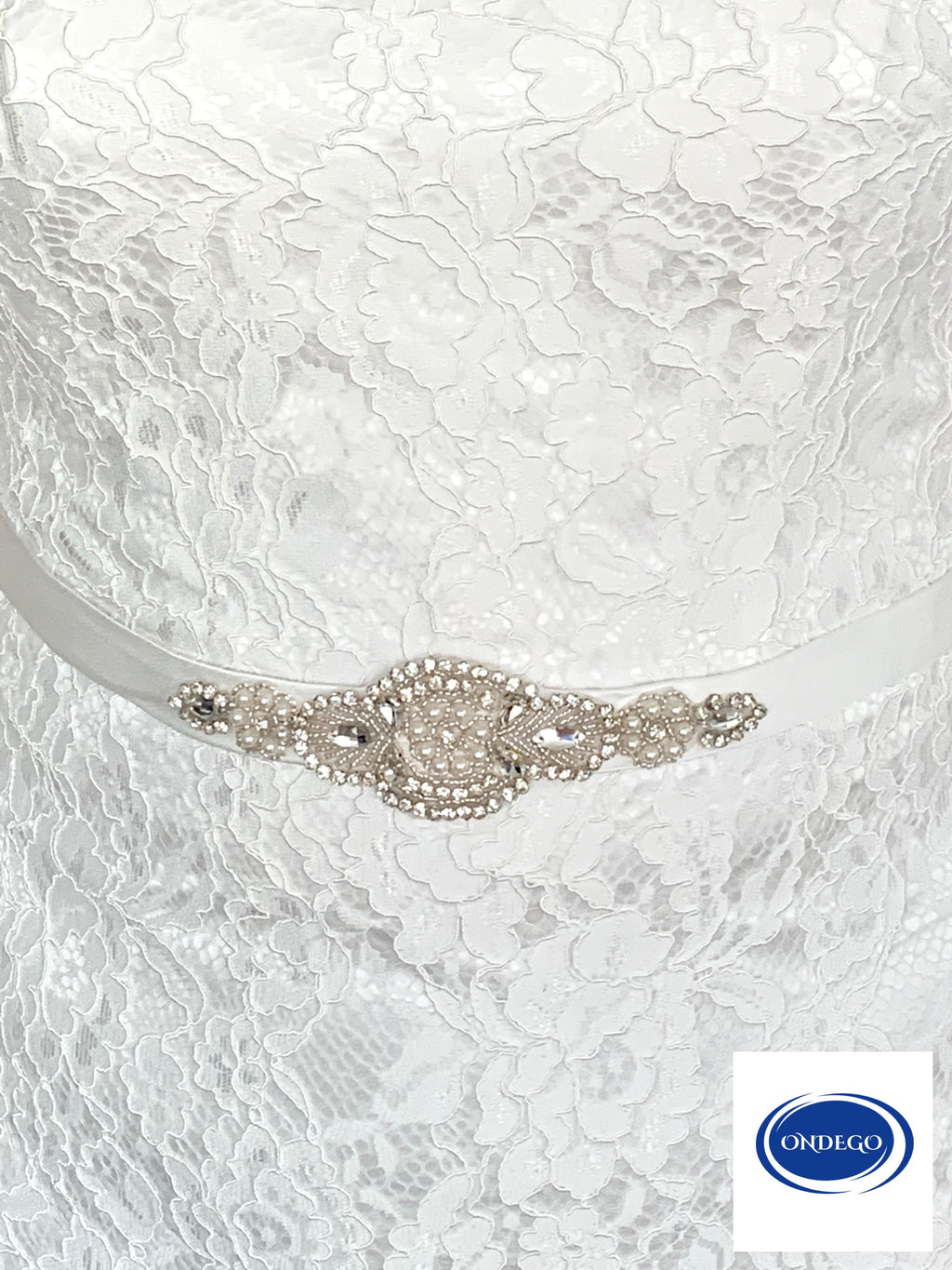 brautmode-kleid-weiss-spitze-langarm