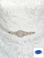 brautmode-kleid-weiss-spitze-langarm