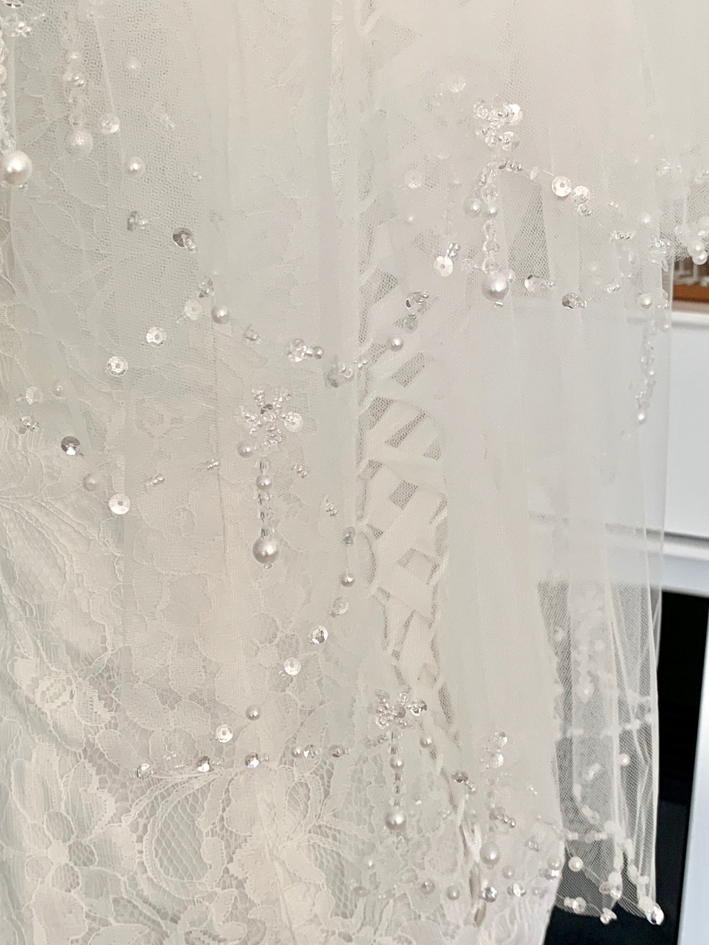 brautschleier-elfenbein-perlen-strass-wellenkante-hochzeitsaccessoire