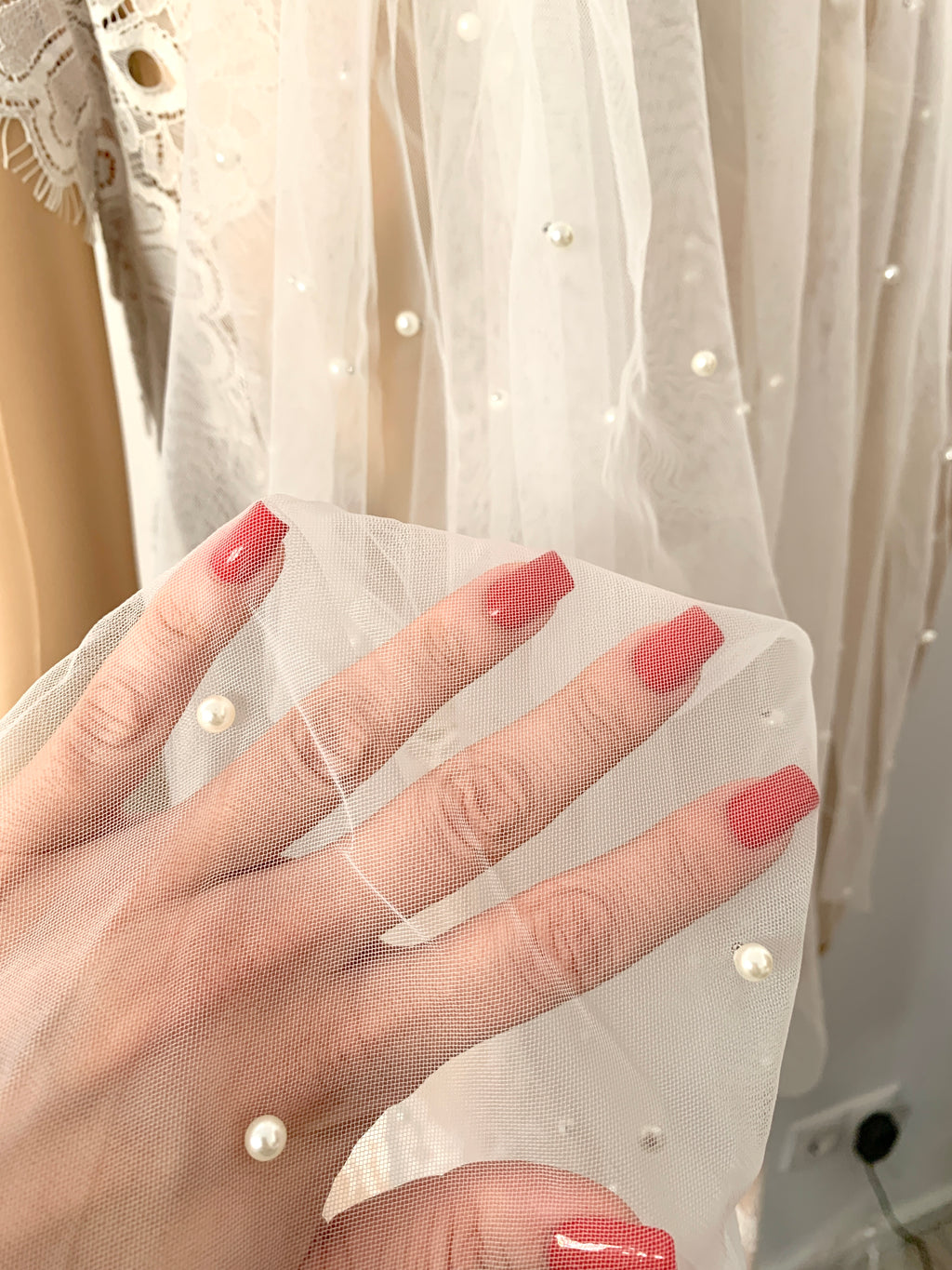 brautschleier-kurz-ivory-perlenbesetzt-mit-kamm