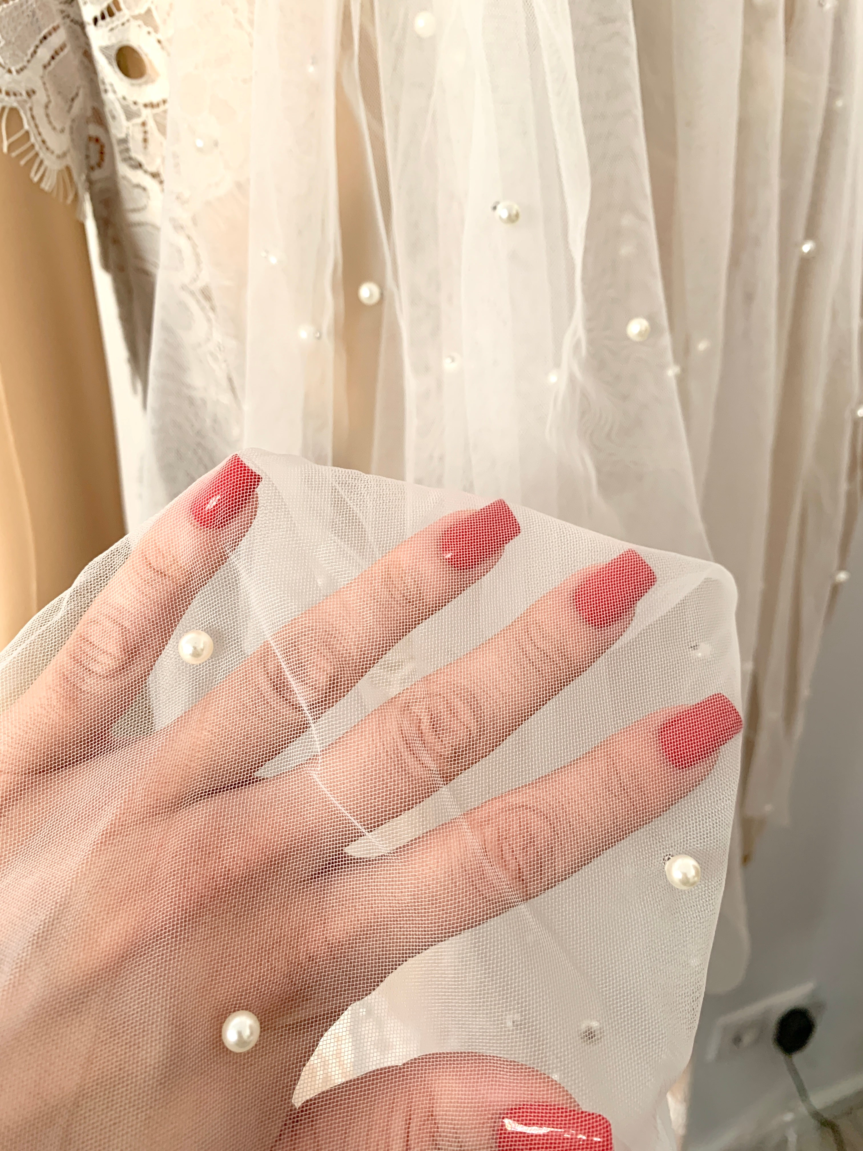 brautschleier-kurz-ivory-perlenbesetzt-mit-kamm