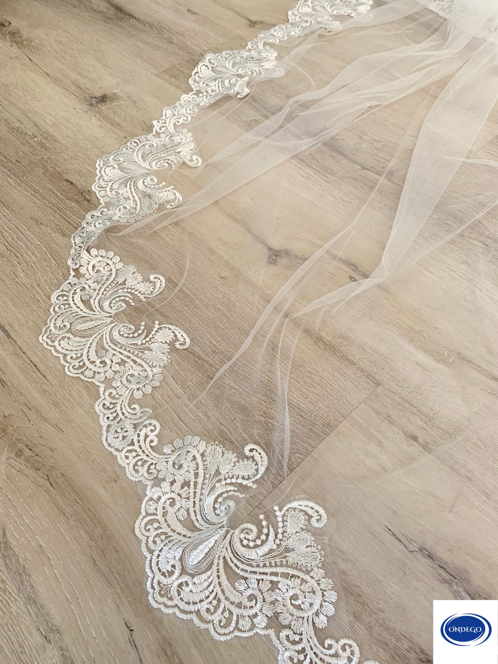 brautschleier-lang-weiss-elegant-seitenansicht-feiner-tuellscheleier