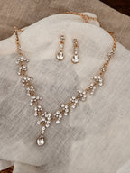 brautschmuck-gold-mit-funkelnden-strasssteinen