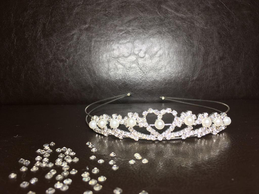 brauttiara-perlen-herz-design-hochzeit-diadem-silber-strass-haarschmuck-ondego