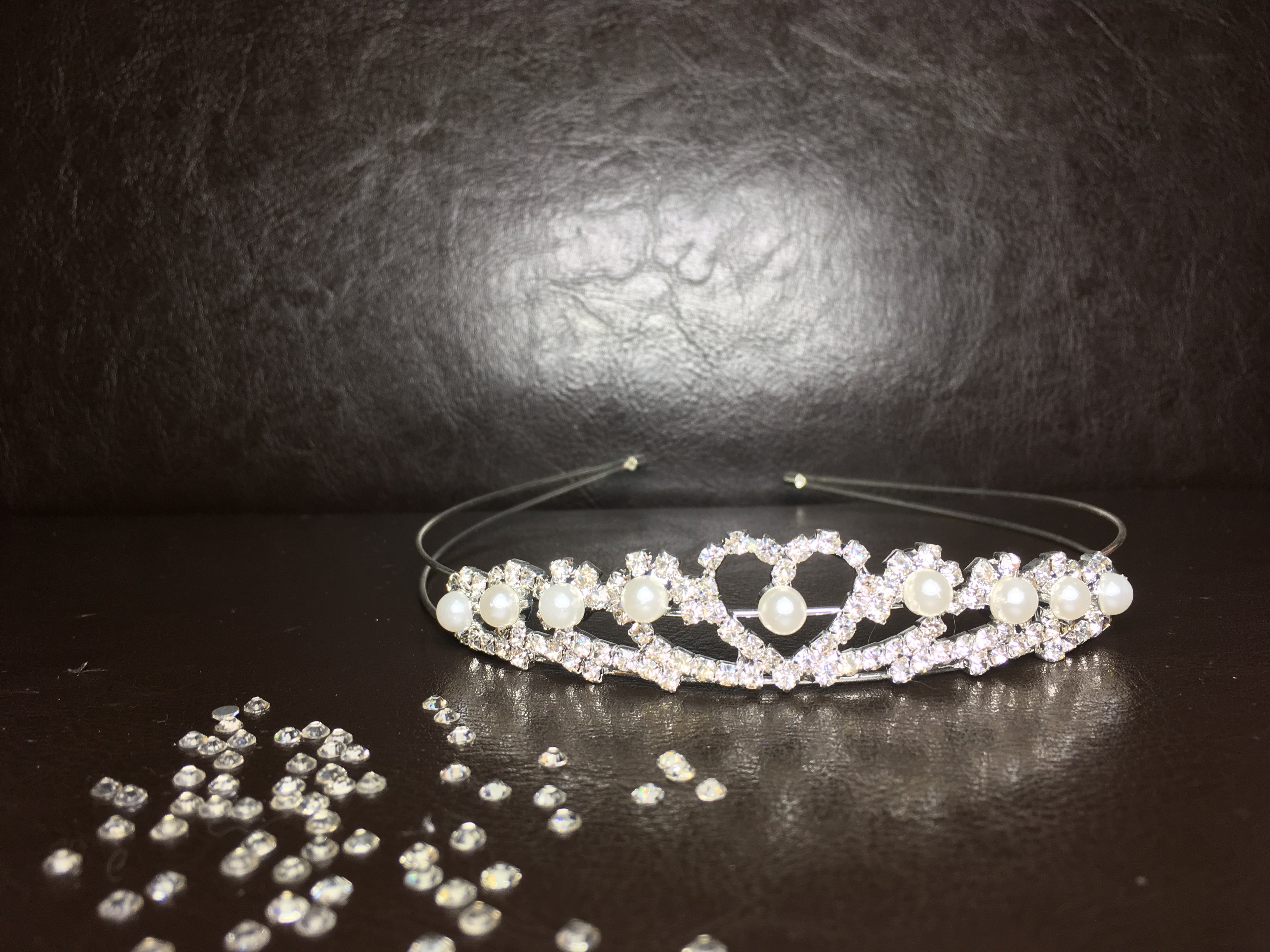 brauttiara-perlen-herz-design-hochzeit-diadem-silber-strass-haarschmuck-ondego