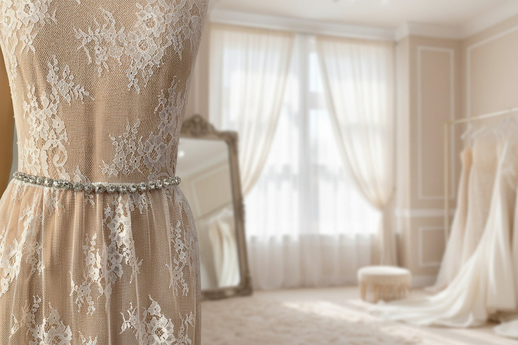 detailaufnahme-brautguertel-mit-runden-kristallen-in-silberfassung-auf-spitze