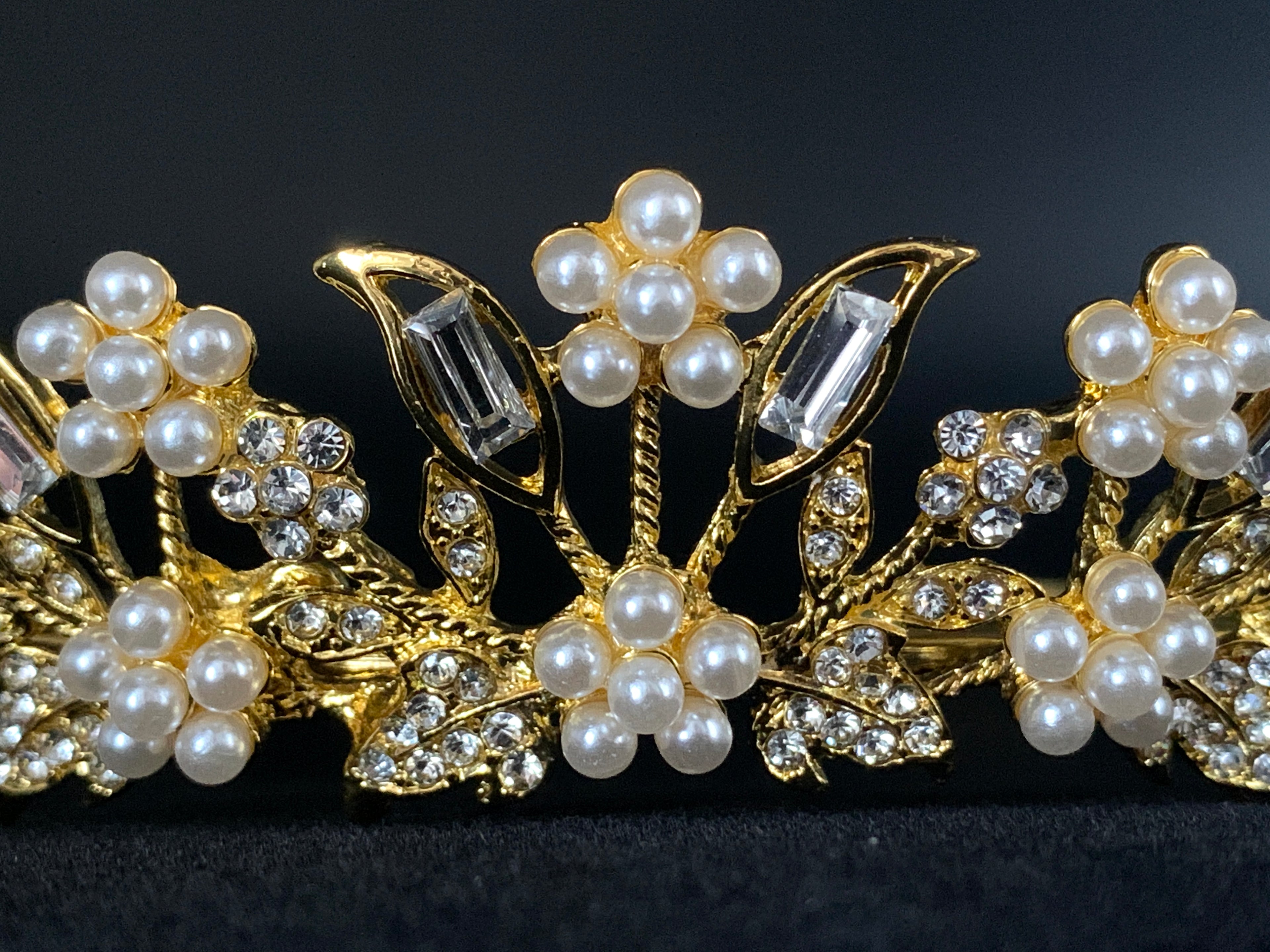 detailaufnahme-goldenes-diadema-mit-perlenblumen-und-kristall-stegen