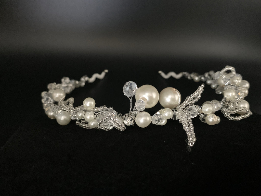 detailreiches-kopfschmuck-diadem-mit-perlenstrukturen-auf-lederuntergrund