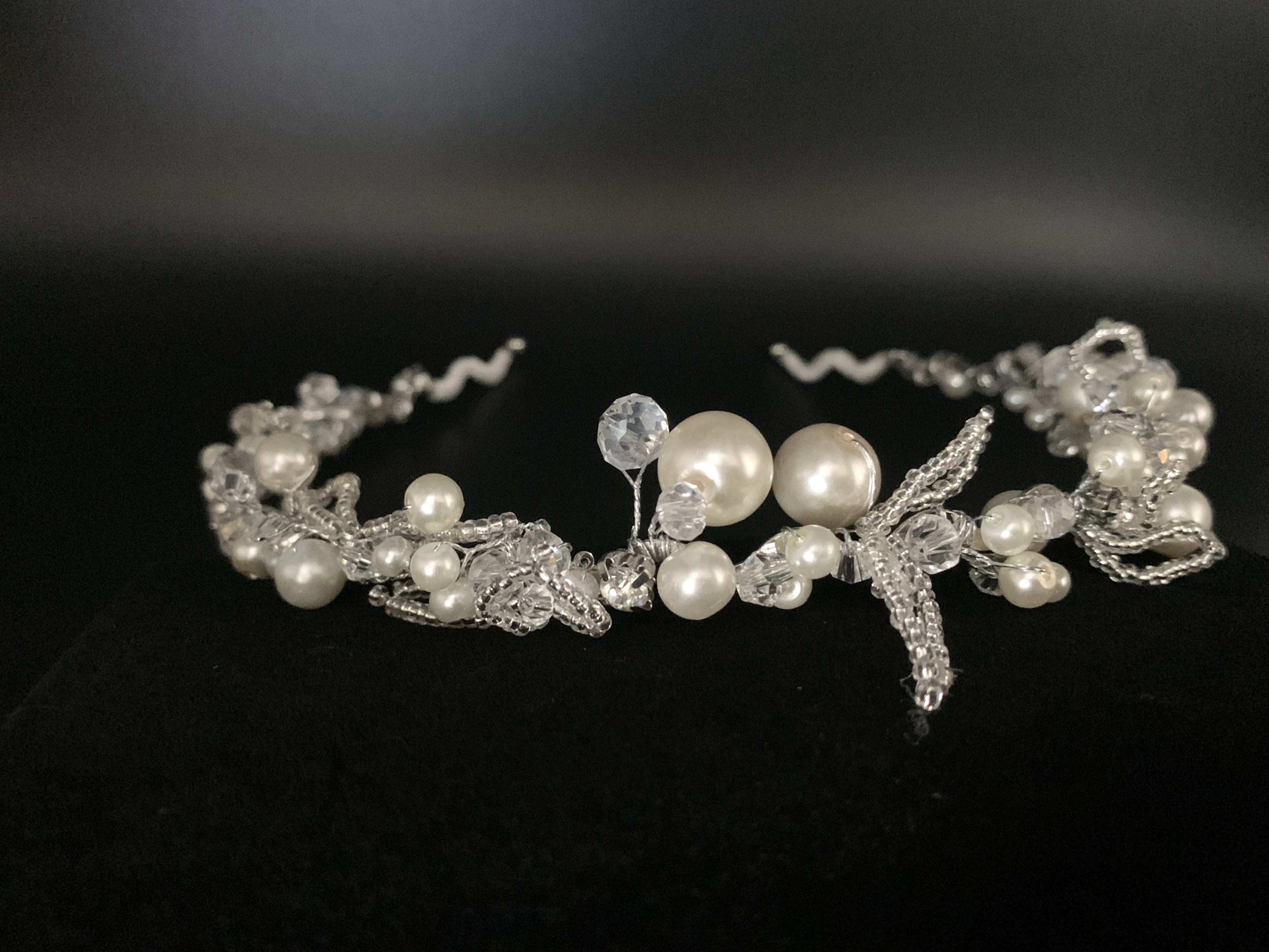 detailreiches-kopfschmuck-diadem-mit-perlenstrukturen-auf-lederuntergrund