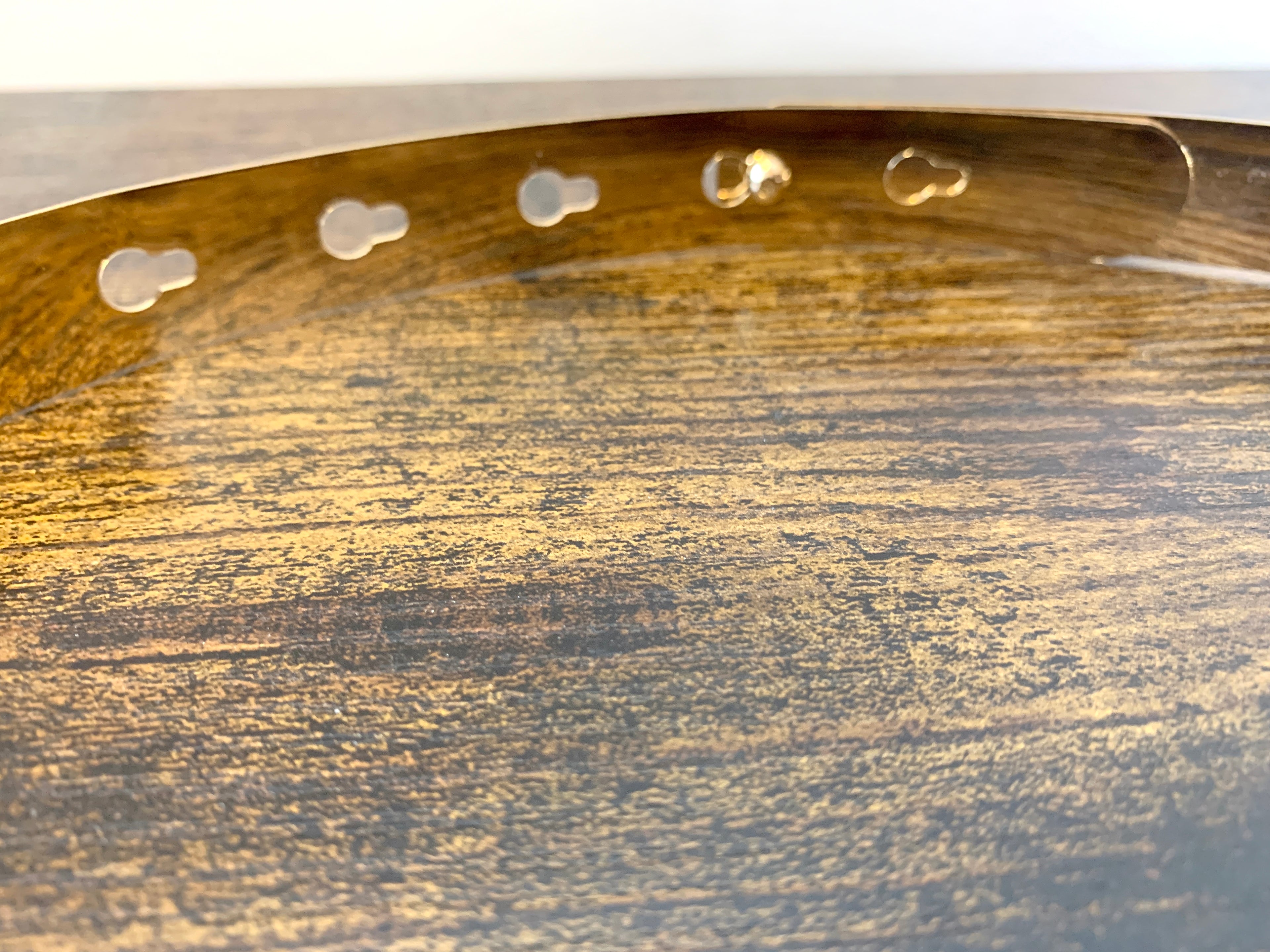 dezenter-hochzeitsguertel-gold-mit-edlem-glanz-getragen-auf-transparentem-spitzenkleid