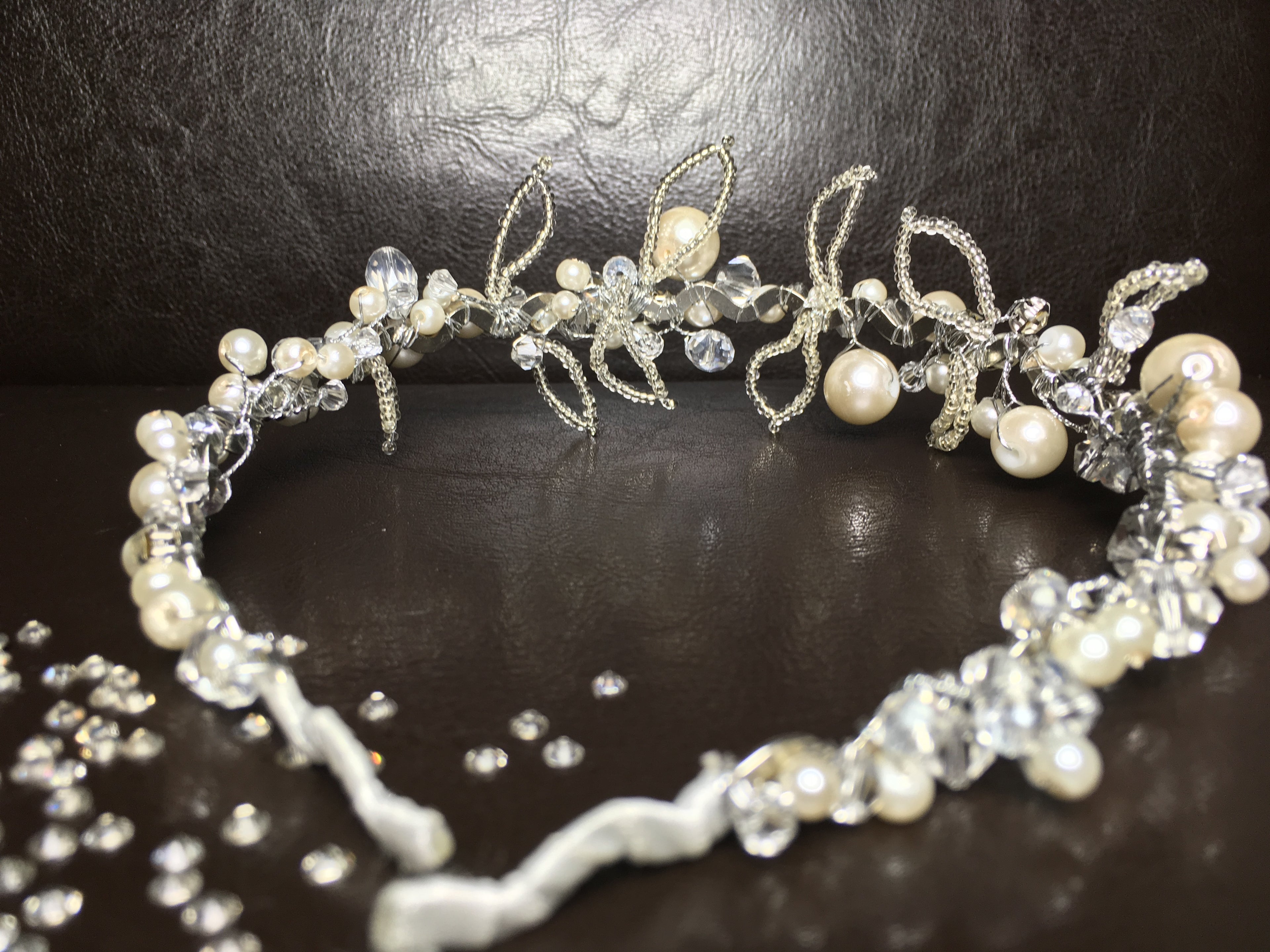 diadem-aus-klaren-kristallen-und-elfenbeinperlen-für-brautfrisuren