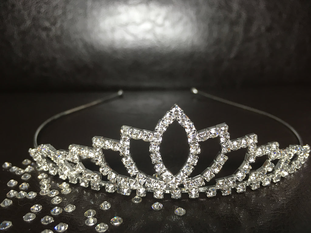 diadem-lotus-design-silber-hochzeit-tiara-nahaufnahme-mit-funkelnden-strasssteinen