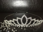 diadem-lotus-design-silber-hochzeit-tiara-nahaufnahme-mit-funkelnden-strasssteinen