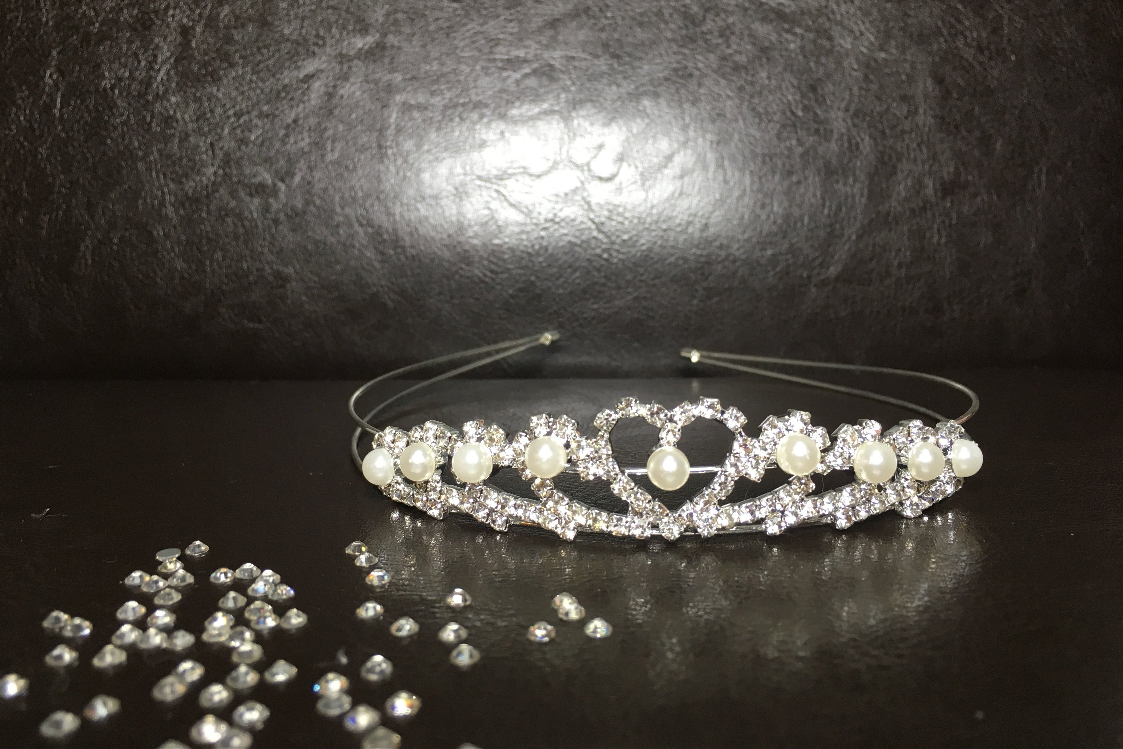diadem-mit-perlen-und-strass-herzform-hochzeitsschmuck-fuer-braeute-silber-ondego