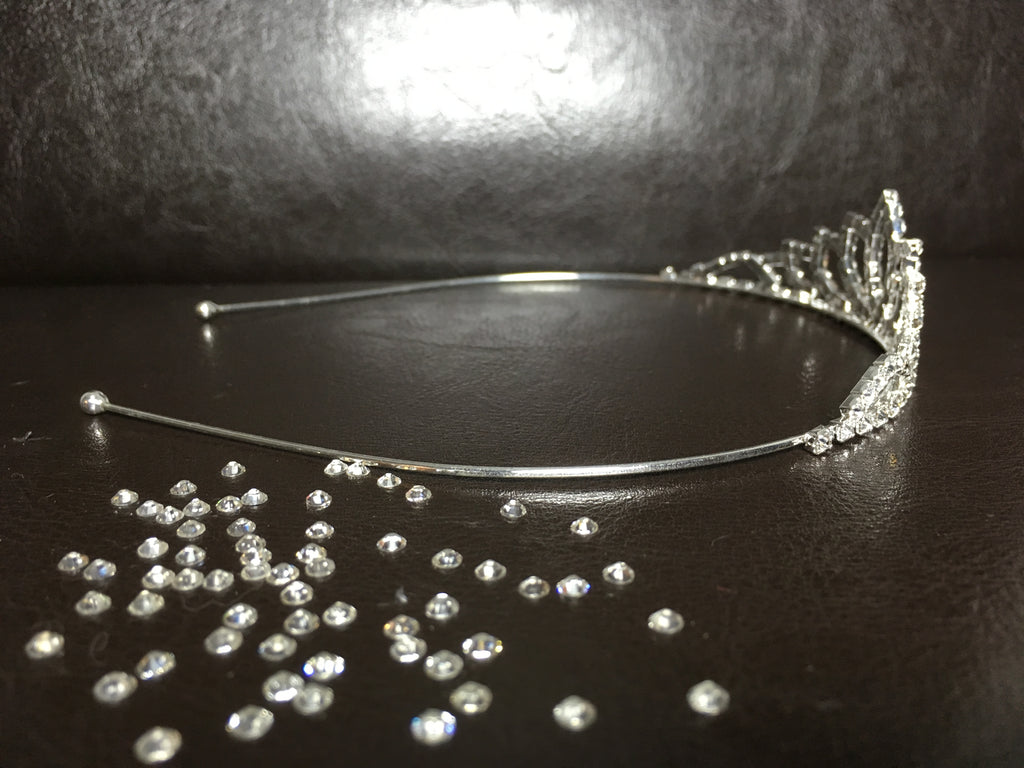 diadem-silber-hochzeit-tiara-seitenansicht-mit-strasssteinen-auf-untergrund