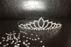 diadem-silber-strasssteine-lotus-design-hochzeit-tiara-mit-deko-steinen-auf-dunklem-hintergrund